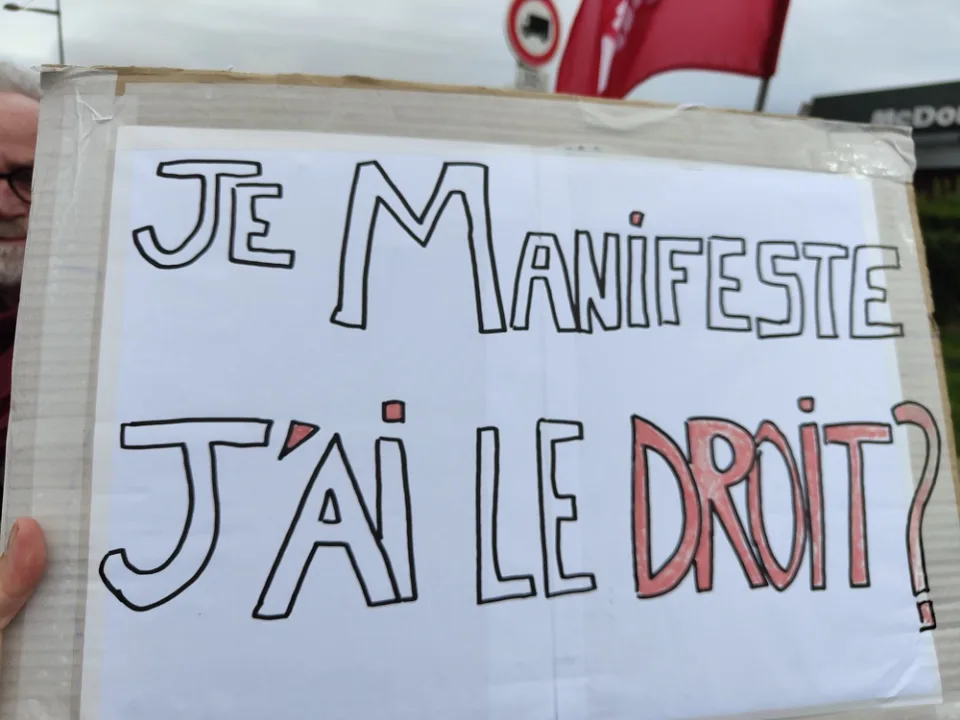 Protestbord met de tekst ‘Je manifeste, j’ai le droit ?’ tijdens ‘Manifestation du 24 octobre 2026 en France’ in Poitiers, Frankrijk.