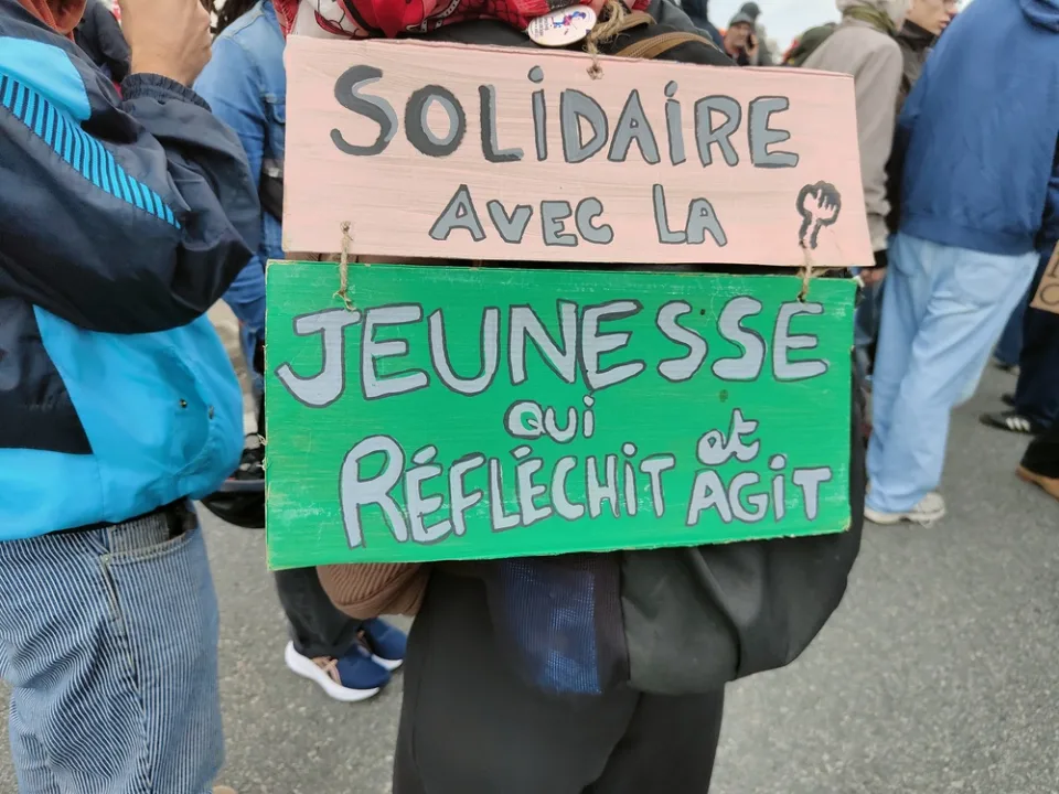 Protestbord met de tekst ‘Solidaire avec la jeunesse qui réfléchit et agit’ tijdens ‘Manifestation du 24 octobre 2026 en France’ in Poitiers, Frankrijk.