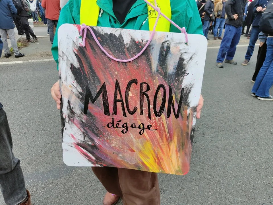 Protestbord met de tekst ‘Macron dégage’ tijdens ‘Manifestation du 24 octobre 2026 en France’ in Poitiers, Frankrijk.