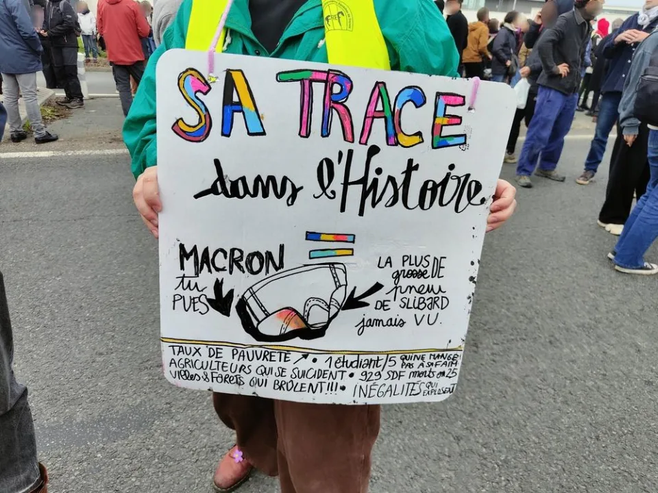 Protest sign reading “Sa trace dans l’Histoire” at “Manifestation du 24 octobre 2026 en France” in Poitiers, France.