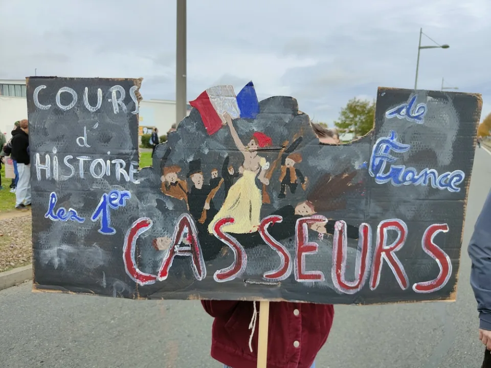 Protestbord met de tekst ‘Cours d’histoire de France : les 1ers casseurs’ tijdens ‘Manifestation du 24 octobre 2026 en France’ in Poitiers, Frankrijk.
