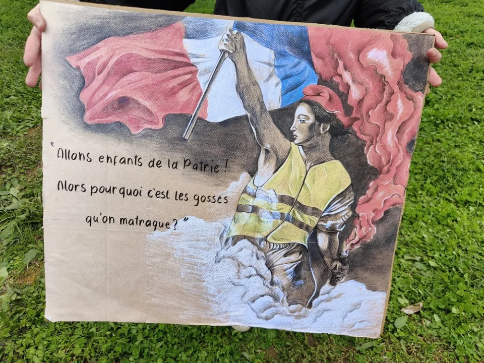 لافتة كُتب عليها «Allons enfants de la patrie ! Alors pourquoi c’est les gosses qu’on matraque ?» خلال «Manifestation du 24 octobre 2026 en France» في Poitiers, فرنسا.