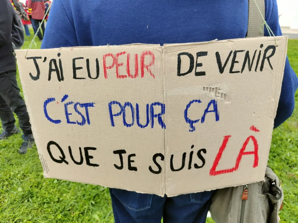 لافتة كُتب عليها «J’ai eu peur de venir, c’est pour ça que je suis là» خلال «Manifestation du 24 octobre 2026 en France» في Poitiers, فرنسا.