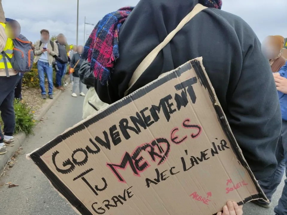 لافتة كُتب عليها «Gouvernement, tu merdes grave avec l’avenir» خلال «Manifestation du 24 octobre 2026 en France» في Poitiers, فرنسا.