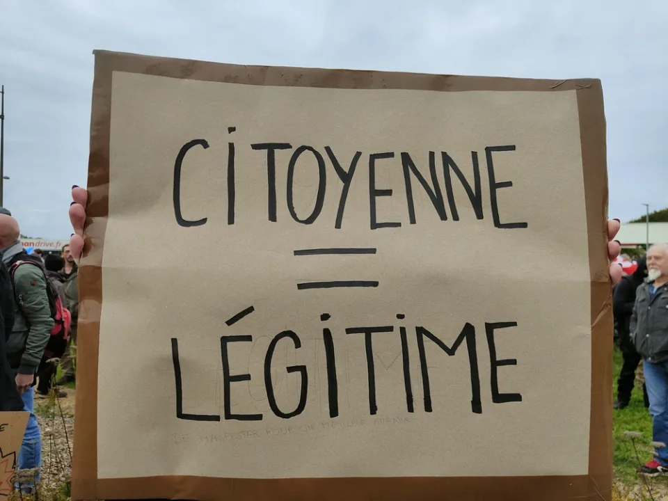 لافتة كُتب عليها «Citoyenne = légitime» خلال «Manifestation du 24 octobre 2026 en France» في Poitiers, فرنسا.