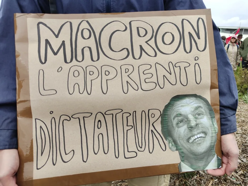 Protest sign reading “Macron l’apprenti dictateur” at “Manifestation du 24 octobre 2026 en France” in Poitiers, France.