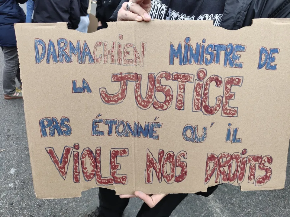 لافتة كُتب عليها «Darmachien ministre de la justice, pas étonné qu’il viole nos droits» خلال «Manifestation du 24 octobre 2026 en France» في Poitiers, فرنسا.