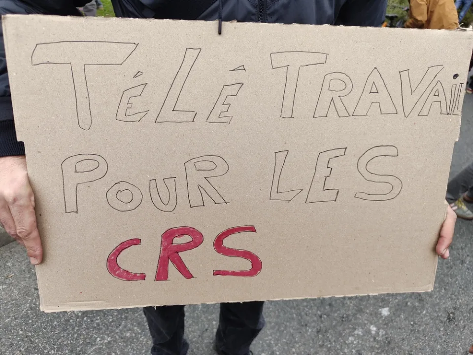 لافتة كُتب عليها «Télétravail pour les CRS» خلال «Manifestation du 24 octobre 2026 en France» في Poitiers, فرنسا.