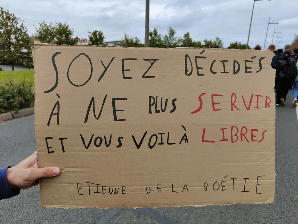 لافتة كُتب عليها «Soyez décidés à ne plus servir et vous voilà libres» خلال «Manifestation du 24 octobre 2026 en France» في Poitiers, فرنسا.