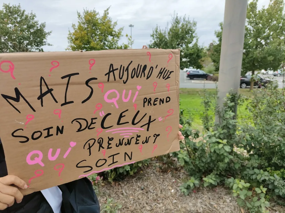 لافتة كُتب عليها «Mais aujourd’hui qui prend soin de ceux qui prennent soin ?» خلال «Manifestation du 24 octobre 2026 en France» في Poitiers, فرنسا.