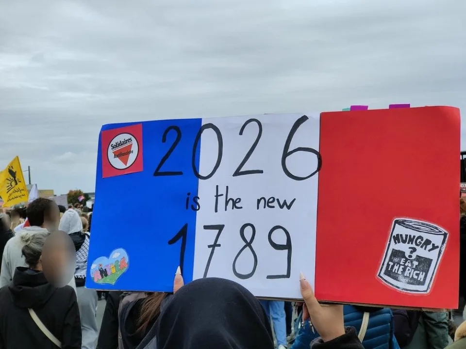 لافتة كُتب عليها «2026 is the new 1789. Hungry? Eat the rich» خلال «Manifestation du 24 octobre 2026 en France» في Poitiers, فرنسا.