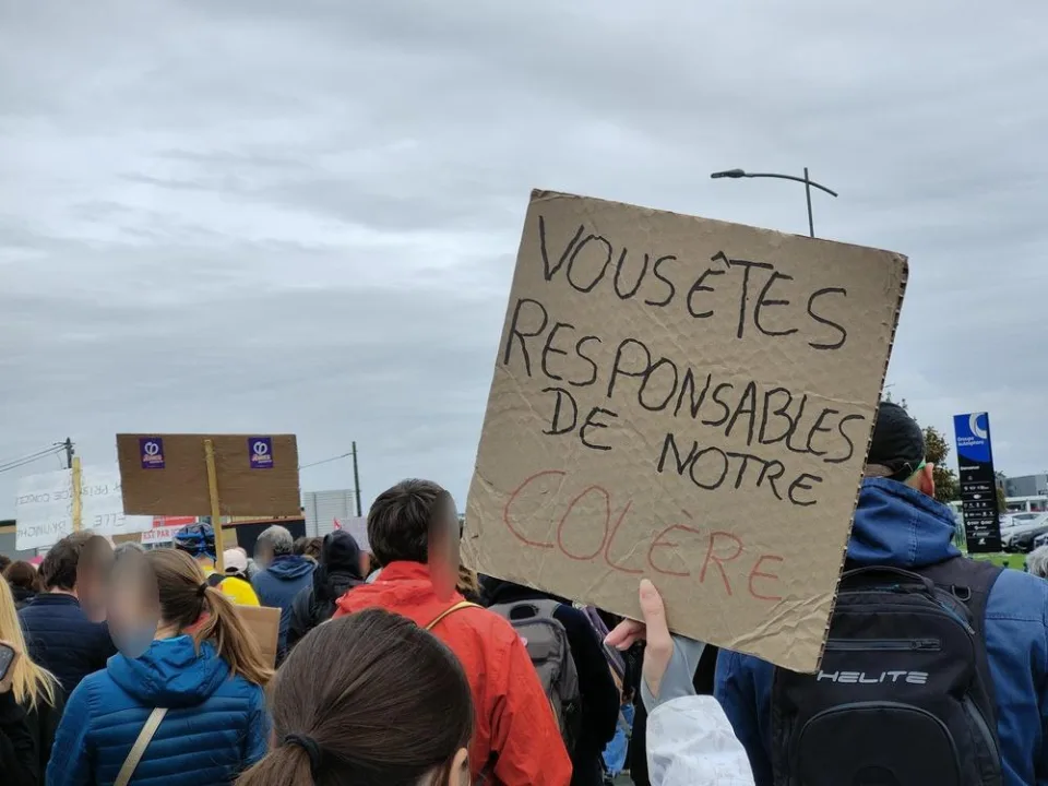 لافتة كُتب عليها «Vous êtes responsables de notre colère» خلال «Manifestation du 24 octobre 2026 en France» في Poitiers, فرنسا.