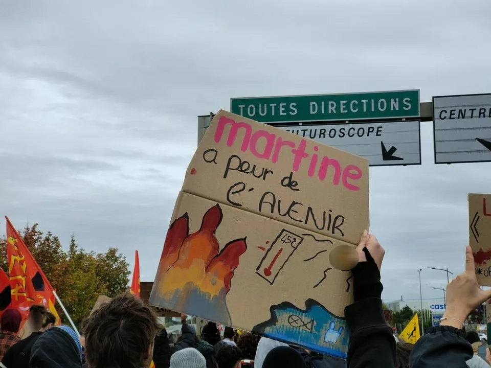 لافتة كُتب عليها «Martine a peur de l’avenir» خلال «Manifestation du 24 octobre 2026 en France» في Poitiers, فرنسا.