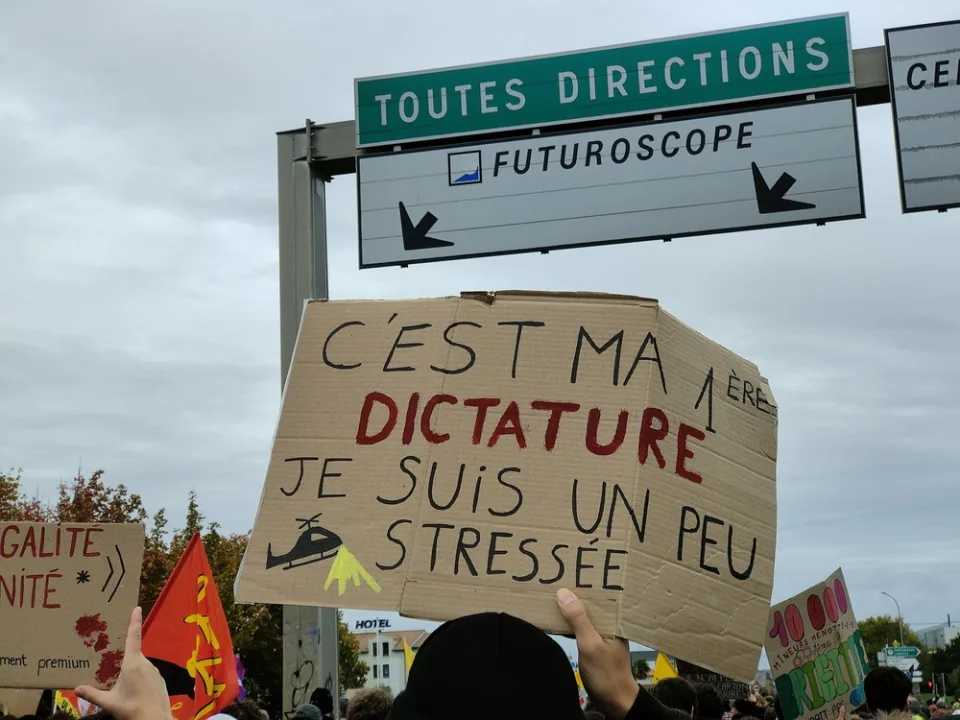 لافتة كُتب عليها «C’est ma 1ère dictature, je suis un peu stressée» خلال «Manifestation du 24 octobre 2026 en France» في Poitiers, فرنسا.